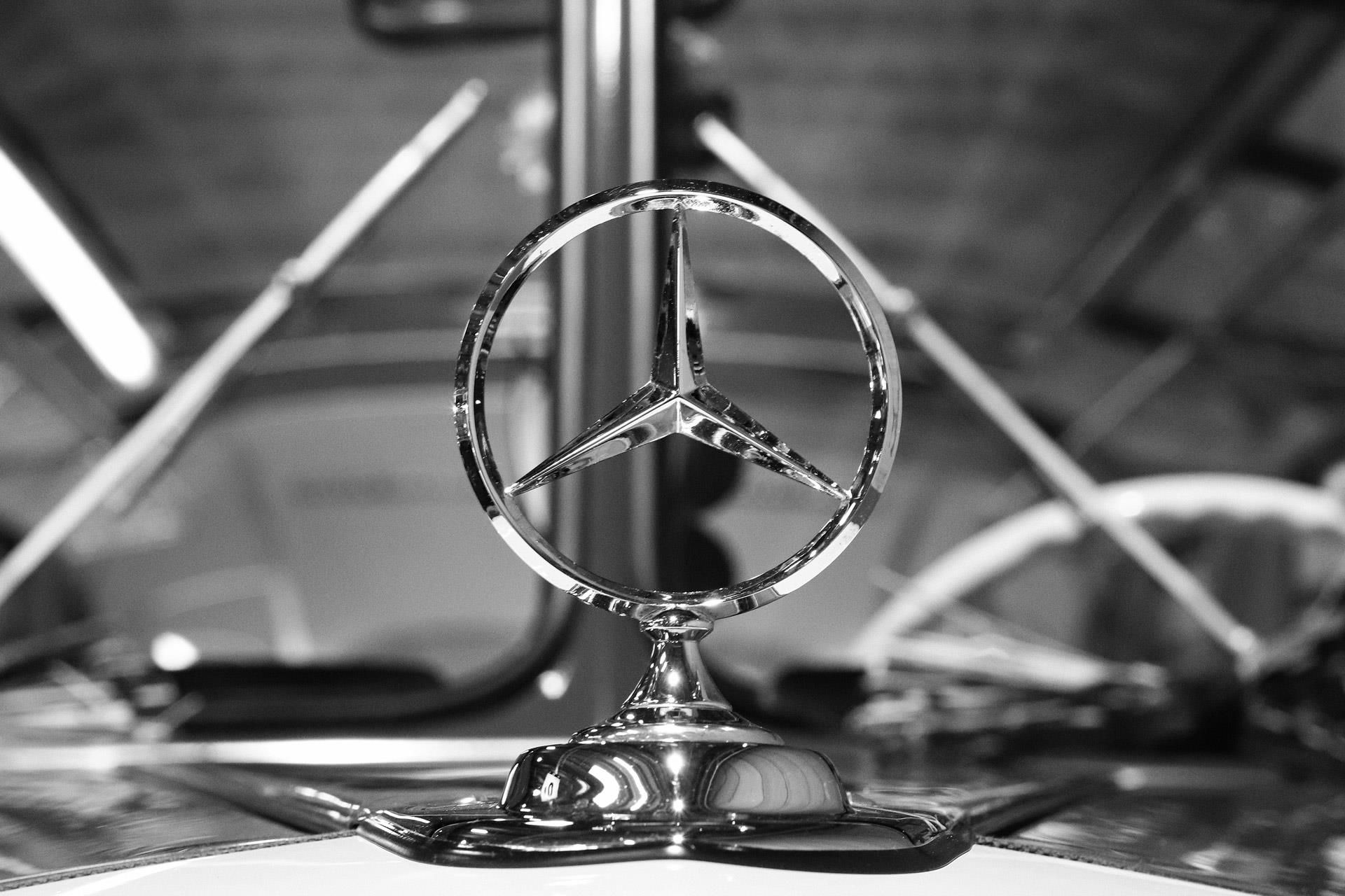 Ein Schwarzweißfoto eines Mercedes-Logos