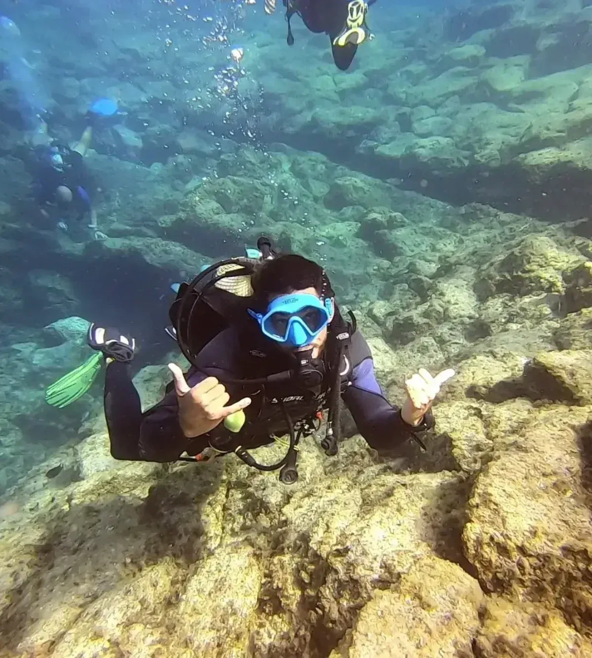 Buceador haciendo una señal de 