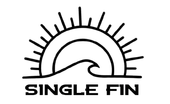 Logotipo de un sol radiante sobre una ola, con el texto "SINGLE FIN" debajo.