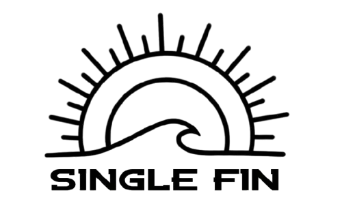 Logotipo de un sol radiante sobre una ola, con el texto "SINGLE FIN" debajo.
