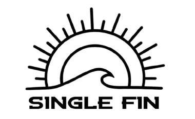 Logotipo de un sol radiante sobre una ola, con el texto "SINGLE FIN" debajo.