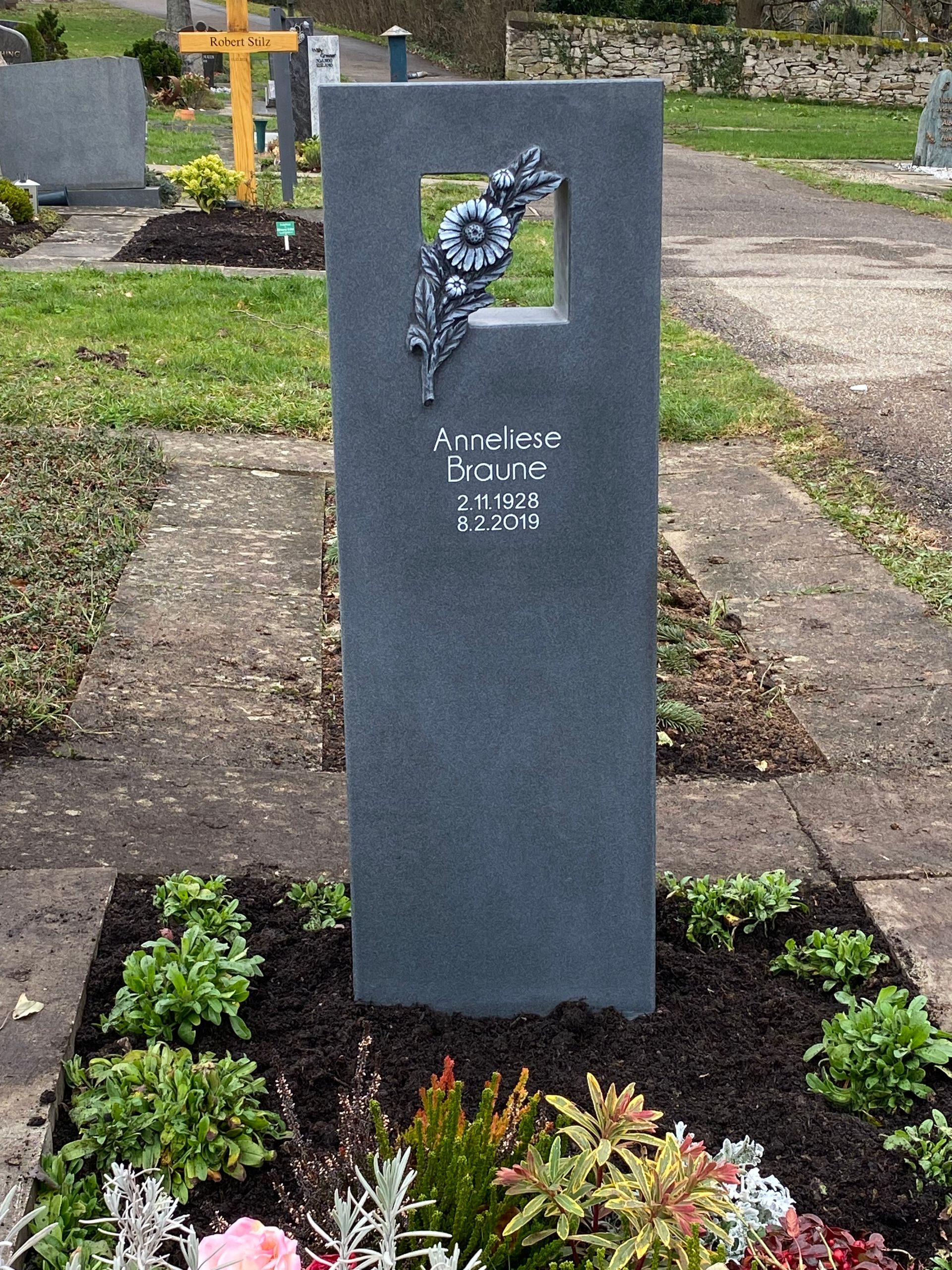 Ein Grabstein auf einem Friedhof mit dem Namen Andrew darauf geschrieben