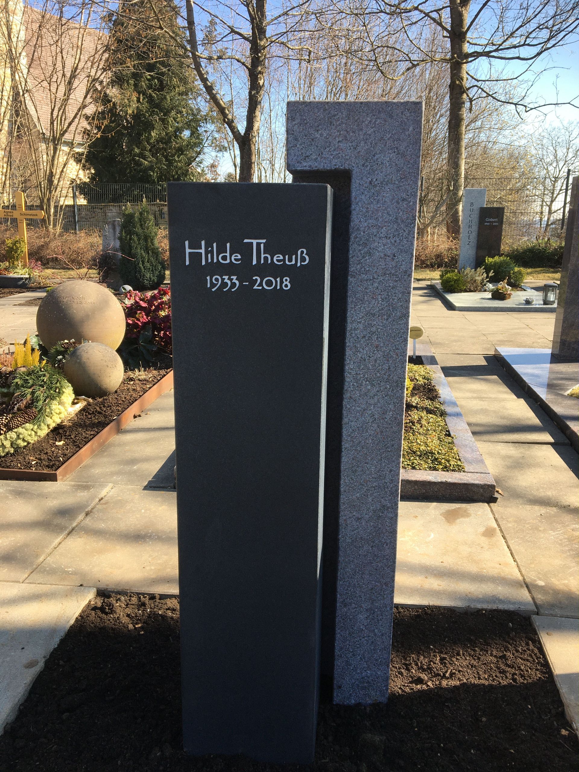 Auf einem Grabstein auf einem Friedhof steht der Name Hilde