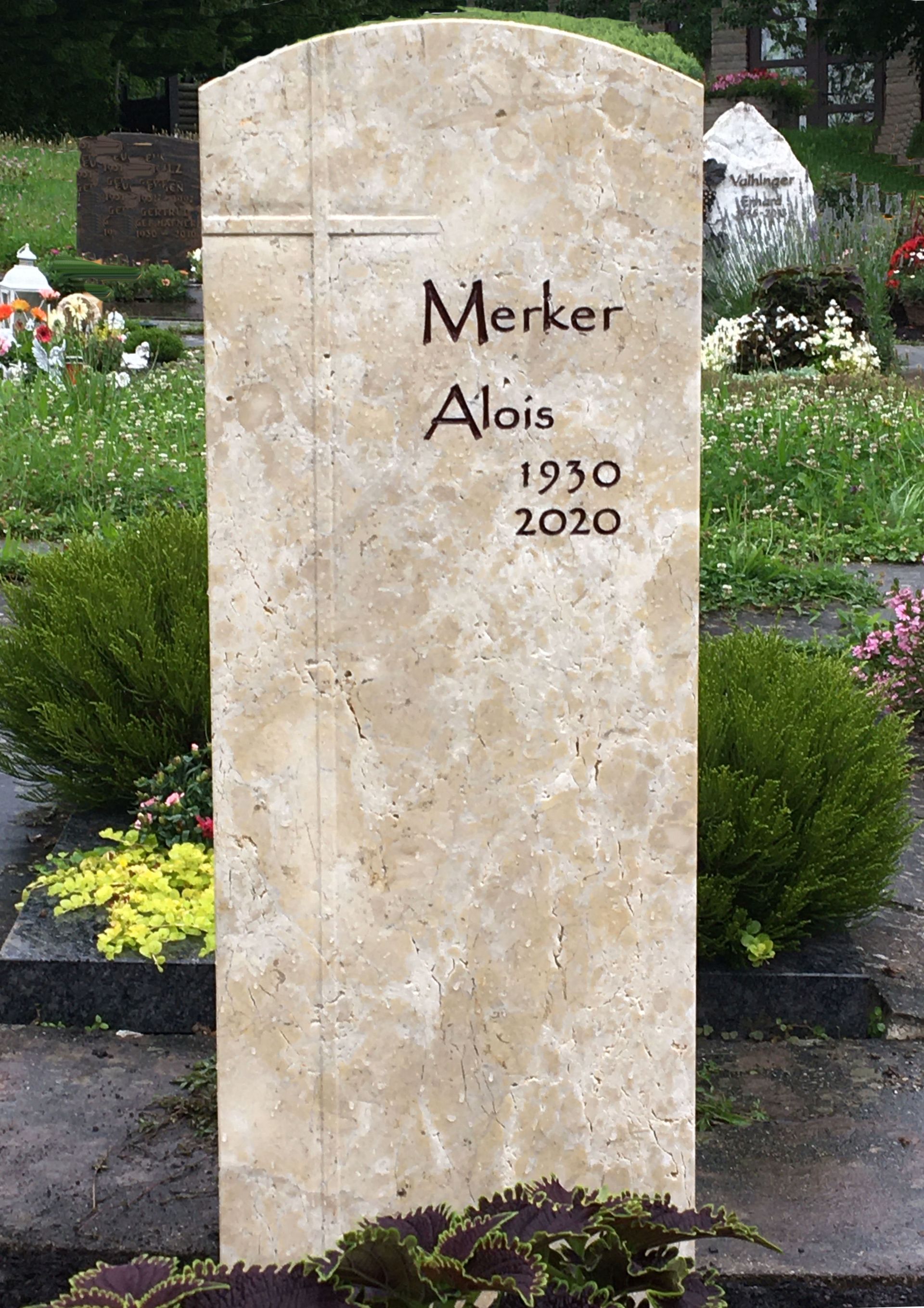 Ein Grabstein mit dem Namen Merker darauf