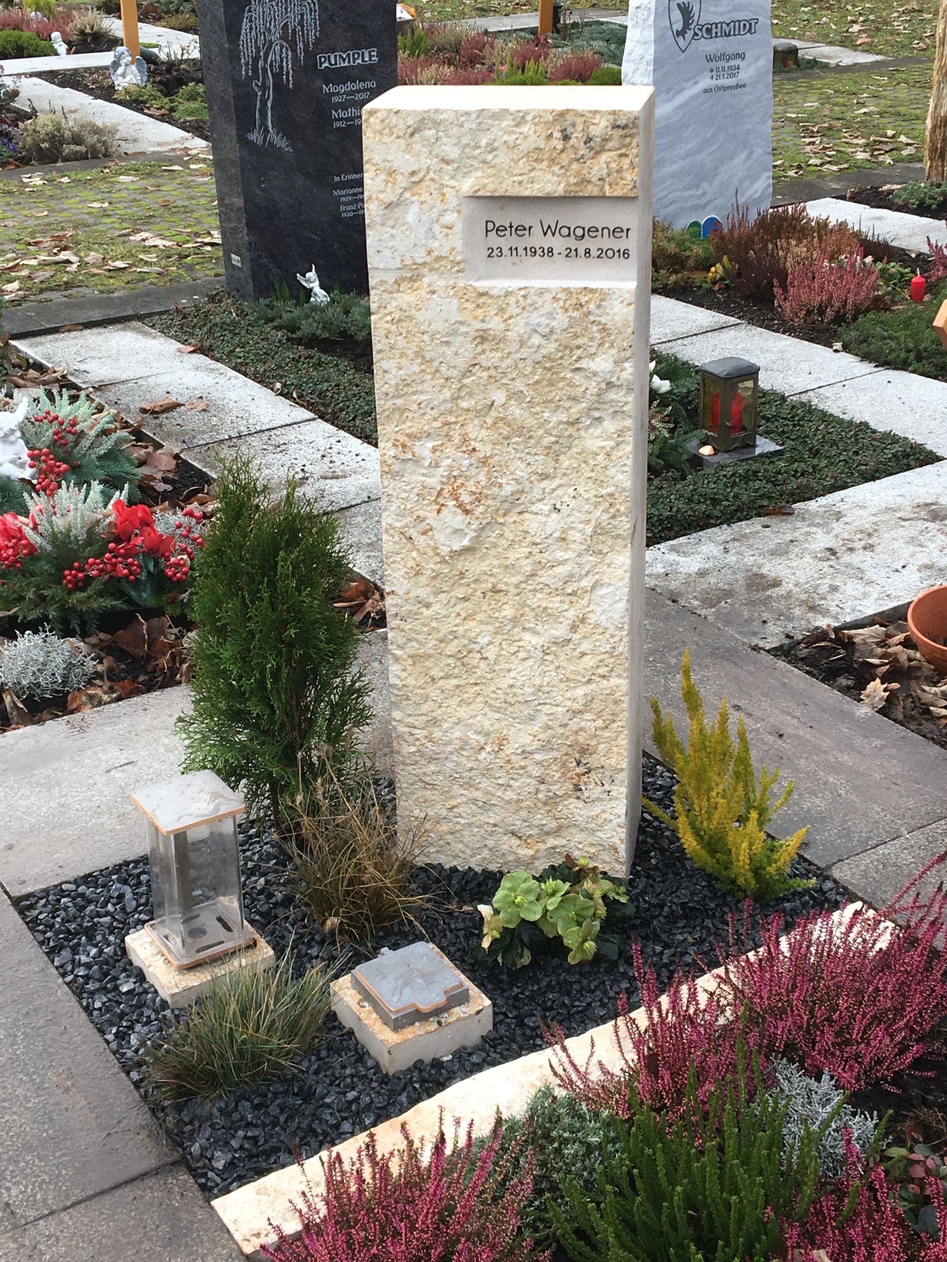 Ein Friedhof mit einer großen Steinsäule in der Mitte.