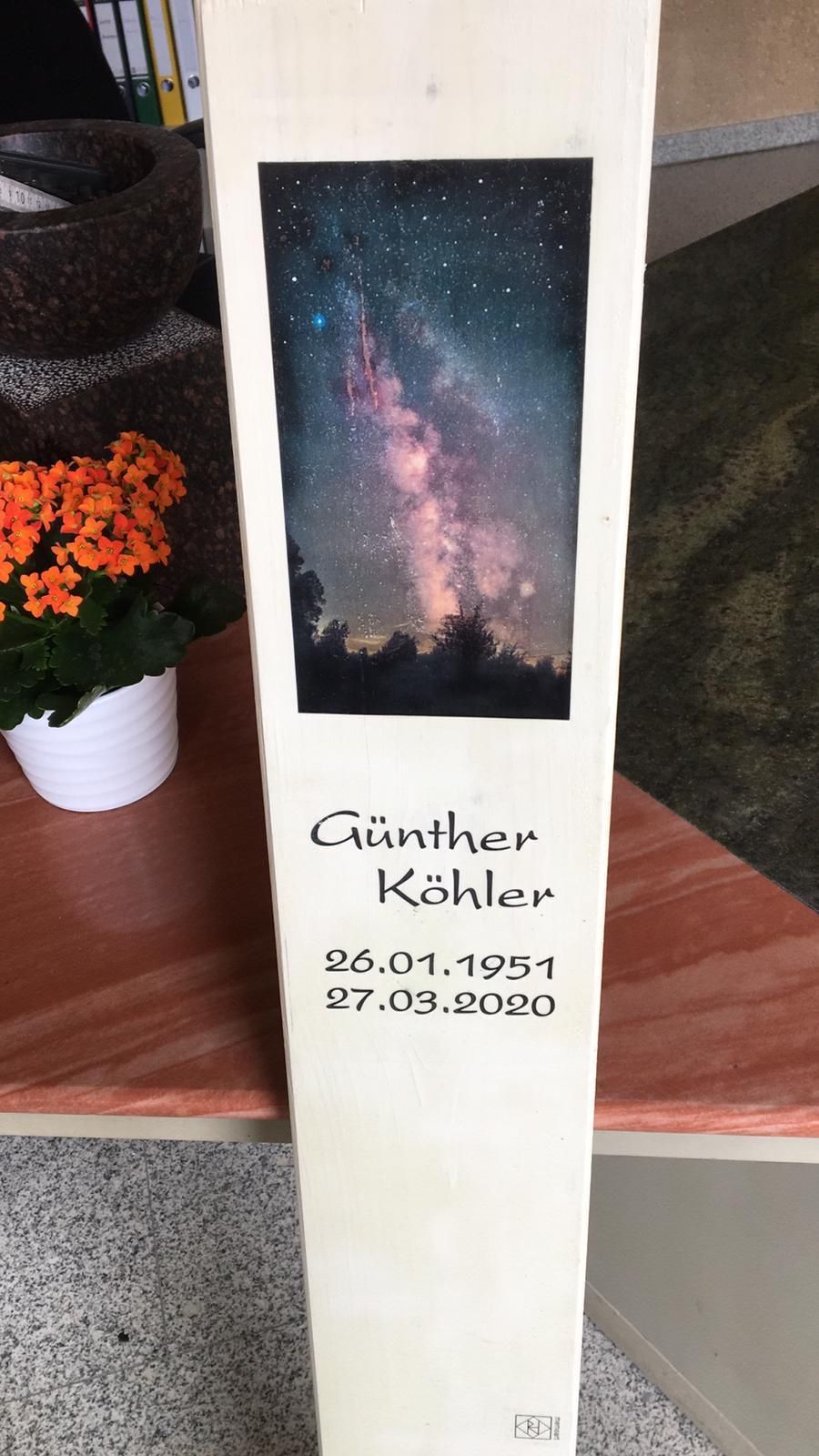 Ein Holzkreuz mit einem Bild der Milchstraße darauf.