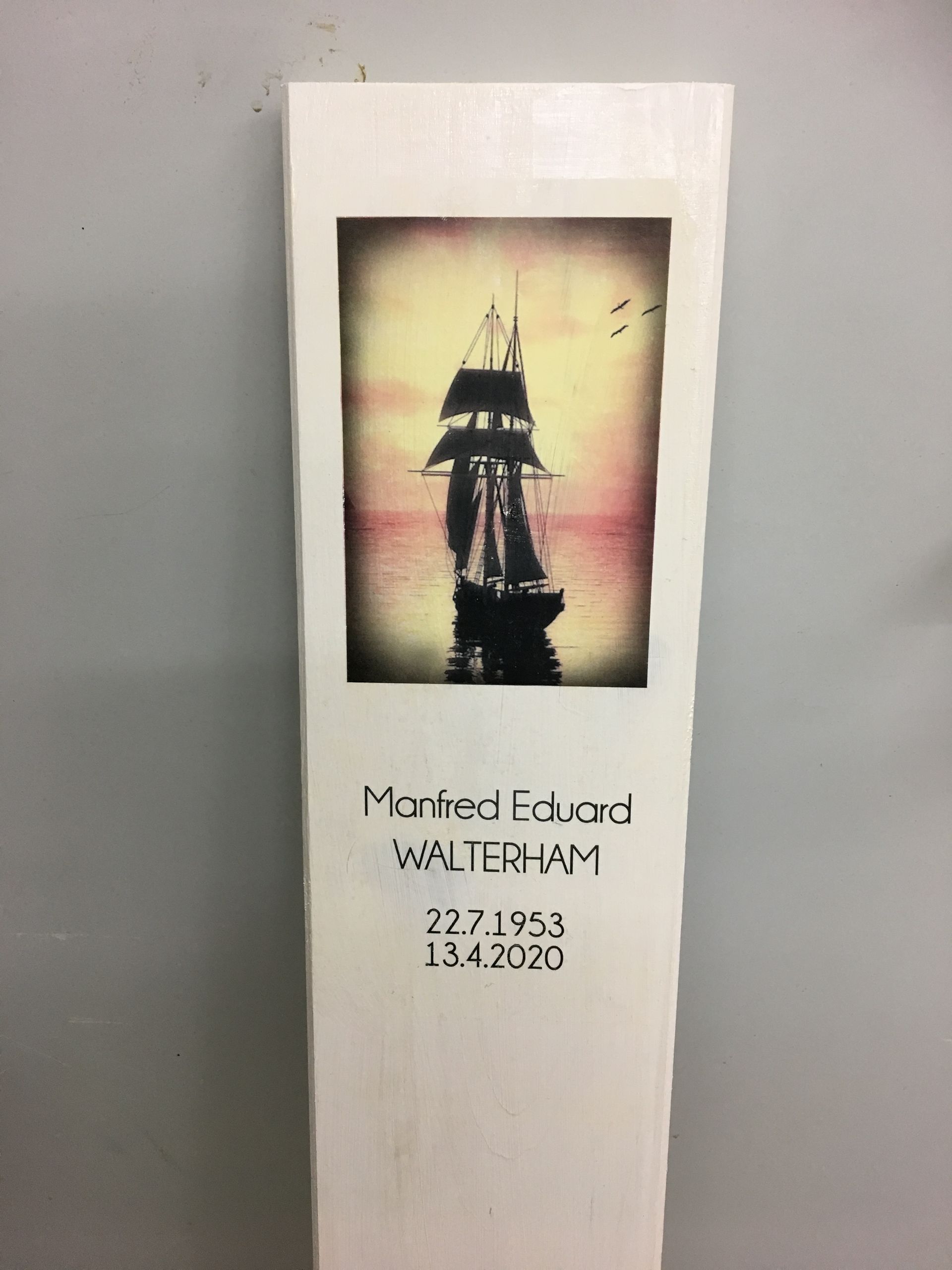 Eine weiße Box mit einem Schiffsbild darauf.