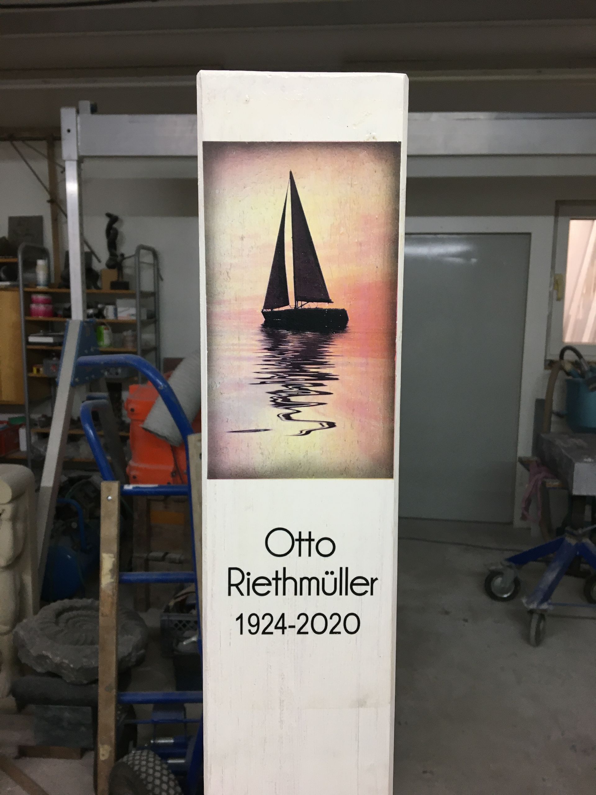 Ein Denkmal mit dem Bild eines Segelboots darauf.