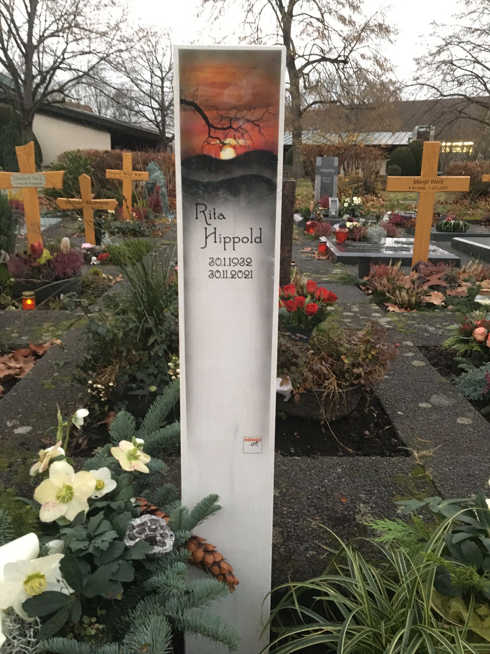 Ein Friedhof mit einem weißen Pfahl in der Mitte.