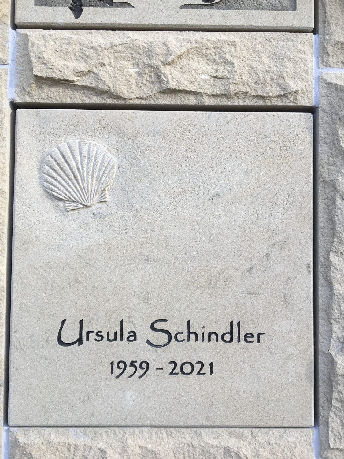 Ein Grabstein für Ursula Schindler mit einer eingravierten Muschel