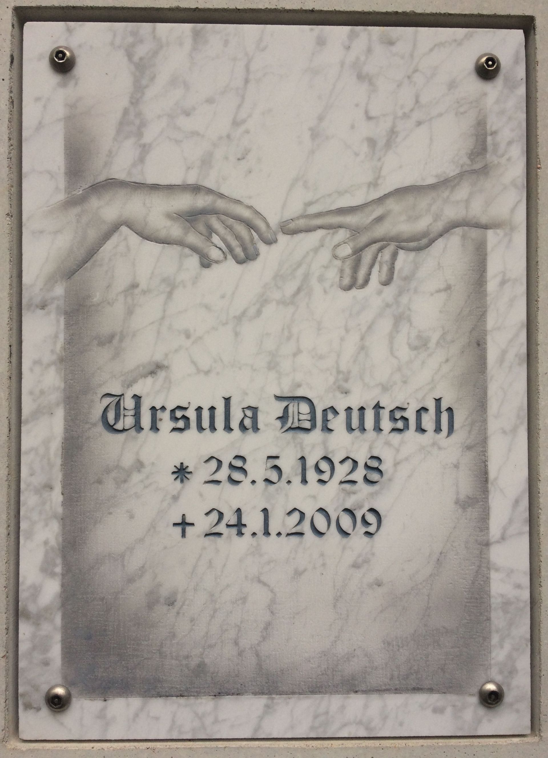 Eine Marmortafel mit dem Namen Ursula darauf