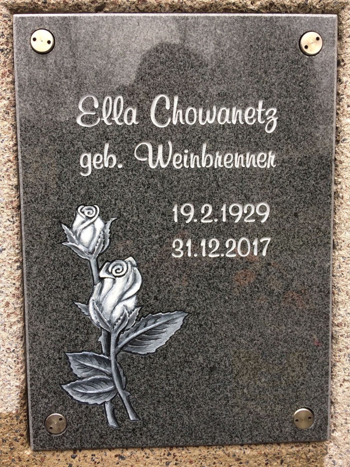 Ein Grabstein für Ella Chowanetz mit zwei Rosen darauf.