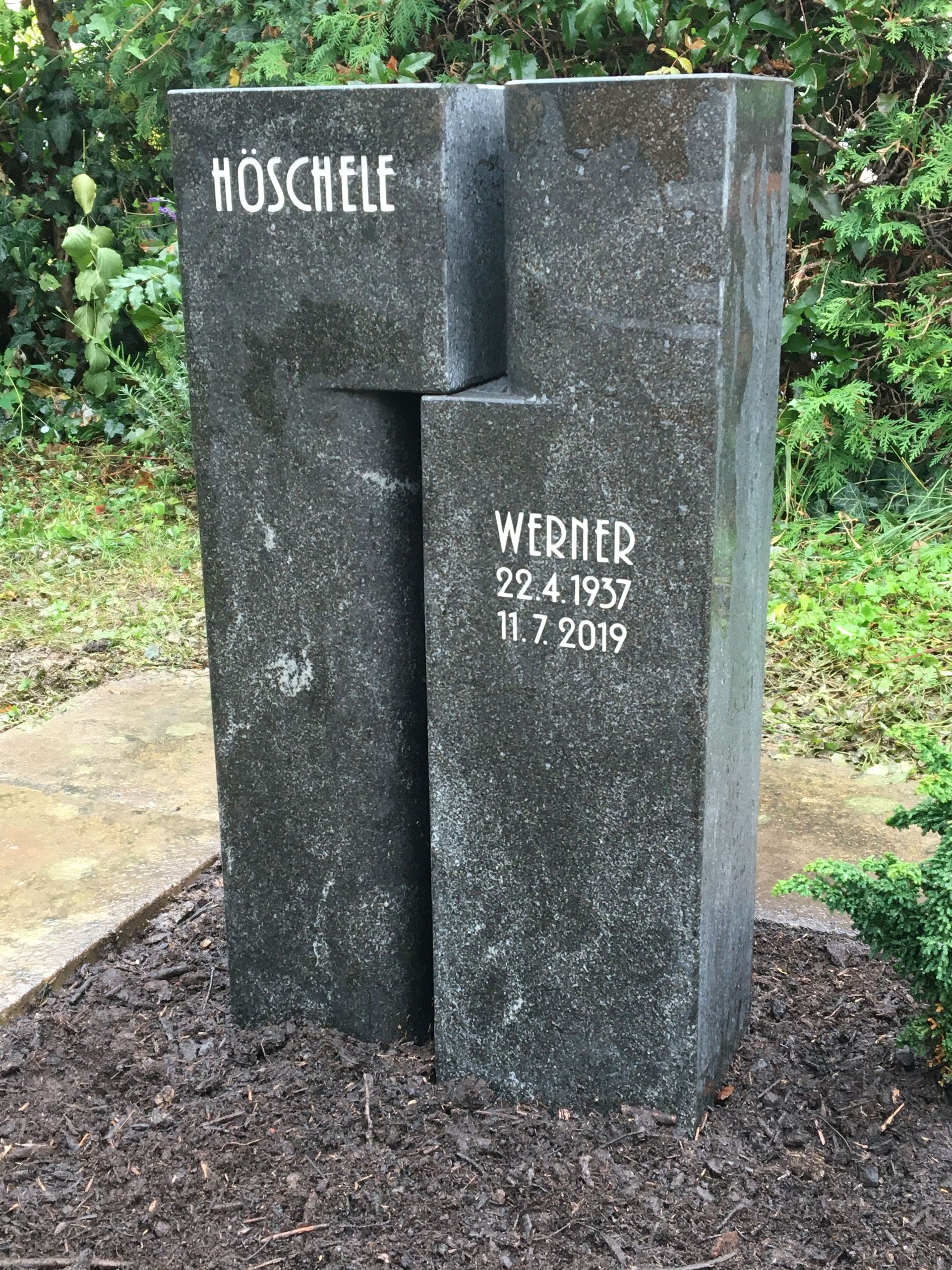 Auf einem Friedhof steht ein Grabstein für einen Mann namens Werner.