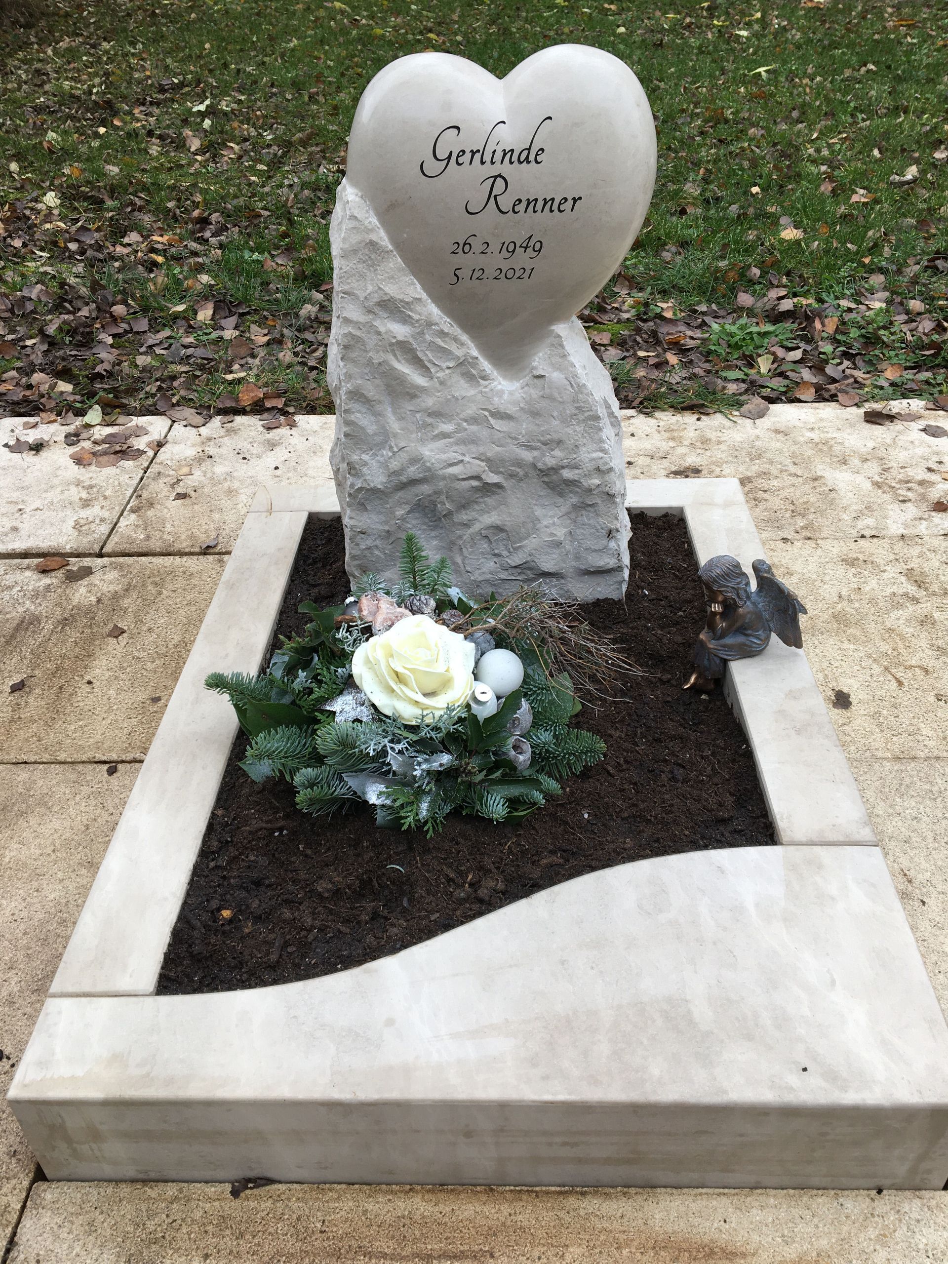 Ein Grab mit einem herzförmigen Stein in der Mitte