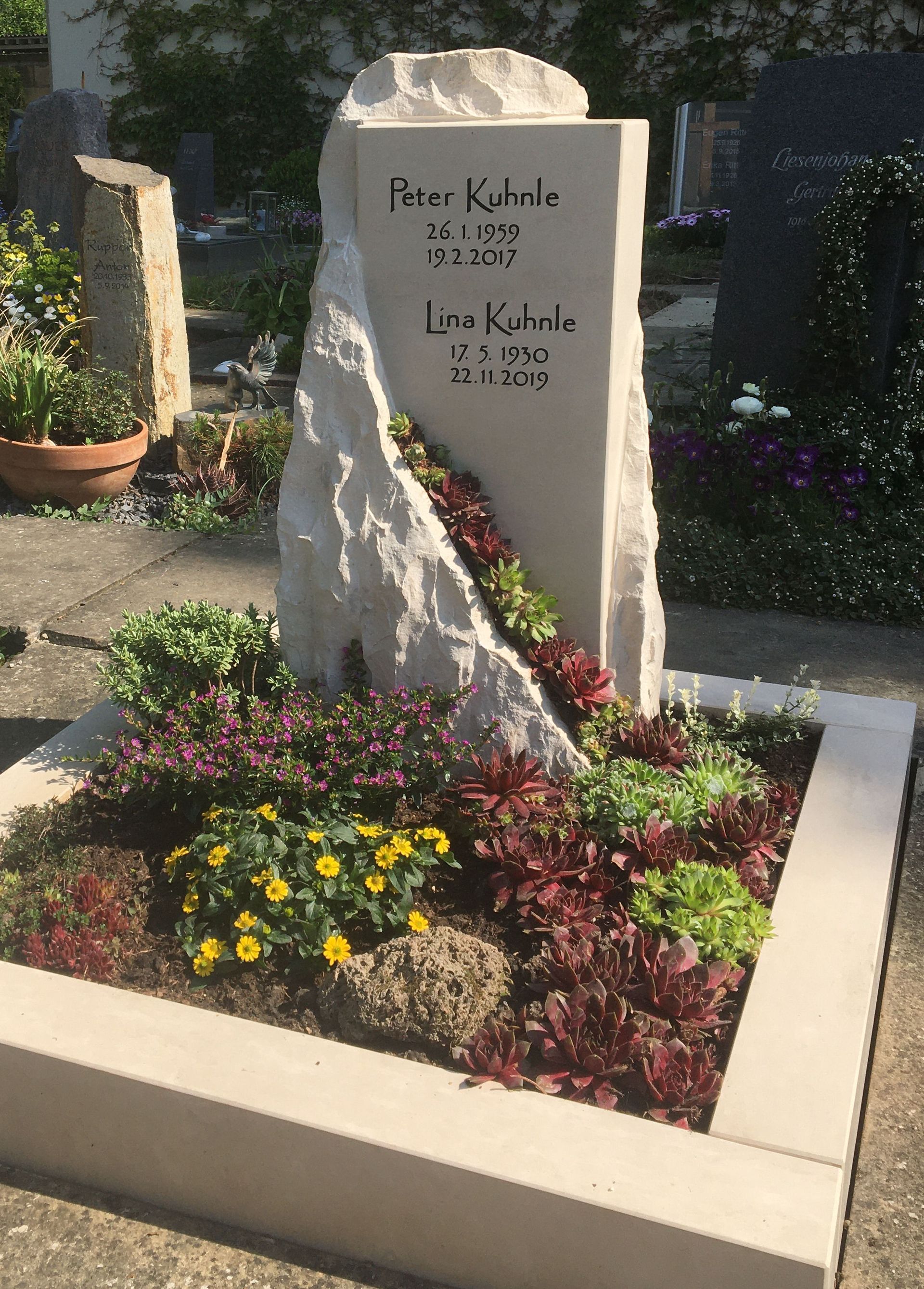 Ein Grab mit einem großen Stein in der Mitte.