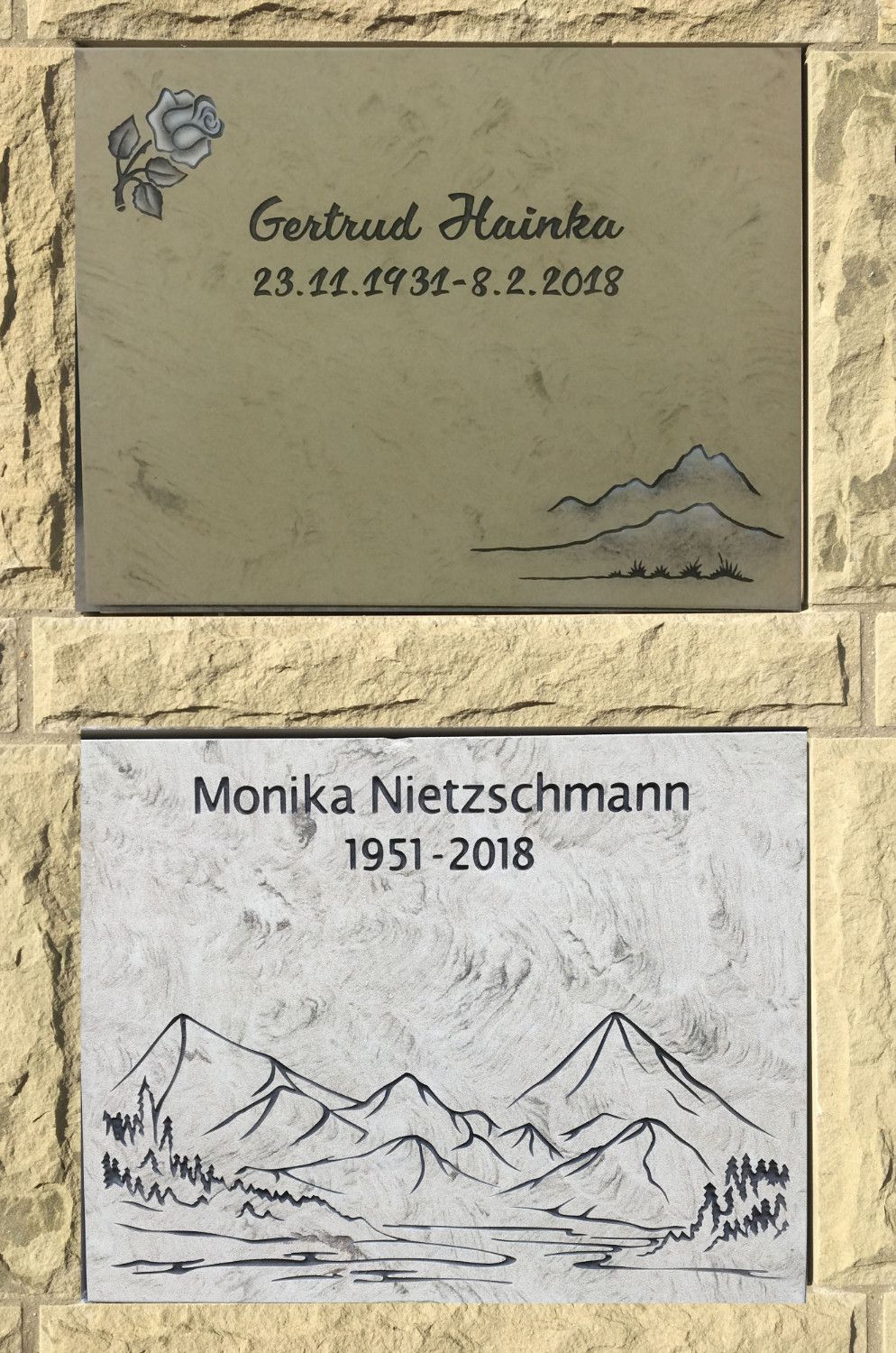 Zwei Gedenktafeln an einer Backsteinmauer, eine für Gertraud Heinka und die andere für Monika Nietzschmann