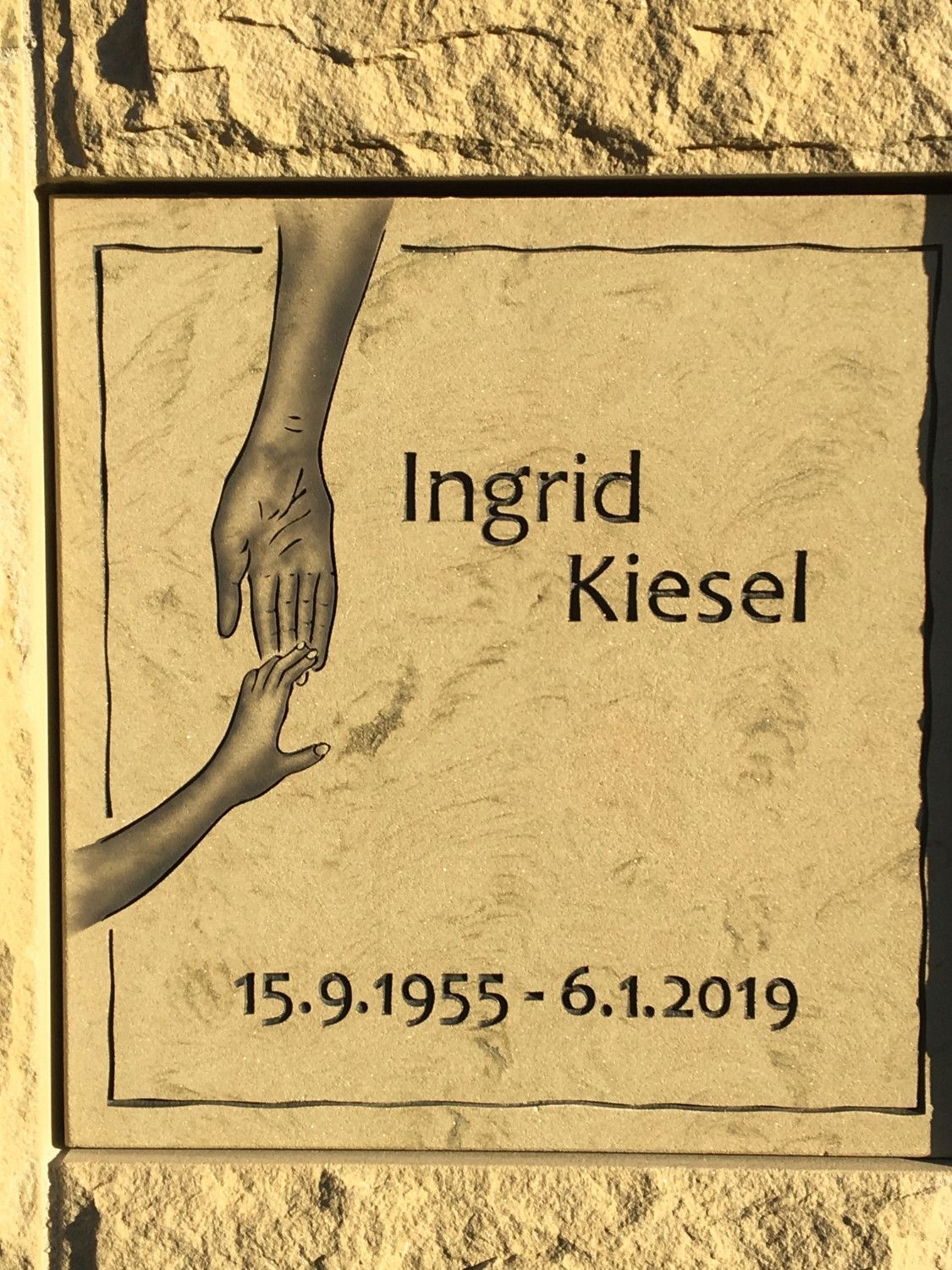 Ein Bild von einer Person, die eine Kinderhand mit dem Namen Ingrid Kiesel darauf hält