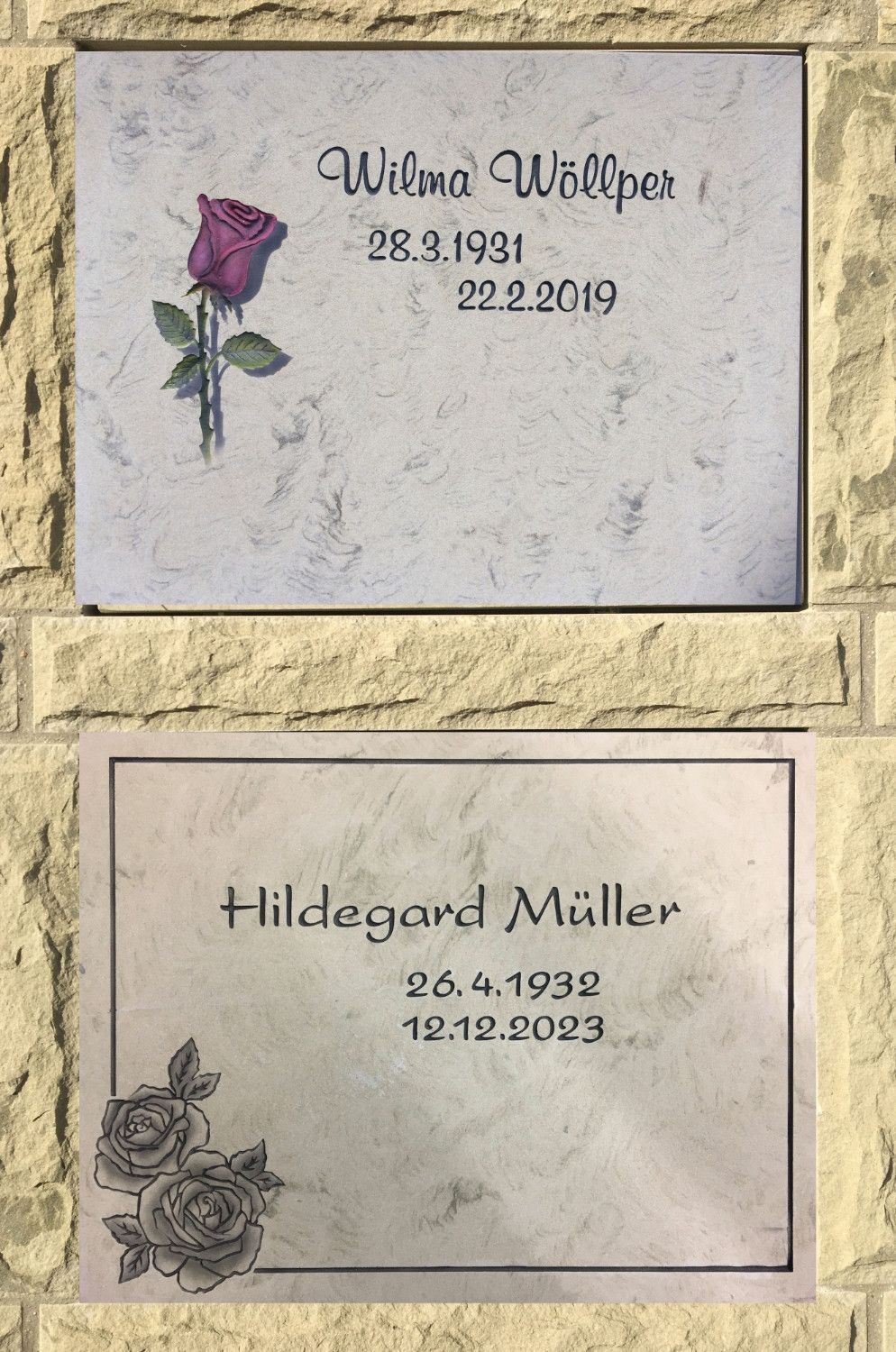 Eine Gedenktafel für Hildegard Müller trägt eine rosa Rose
