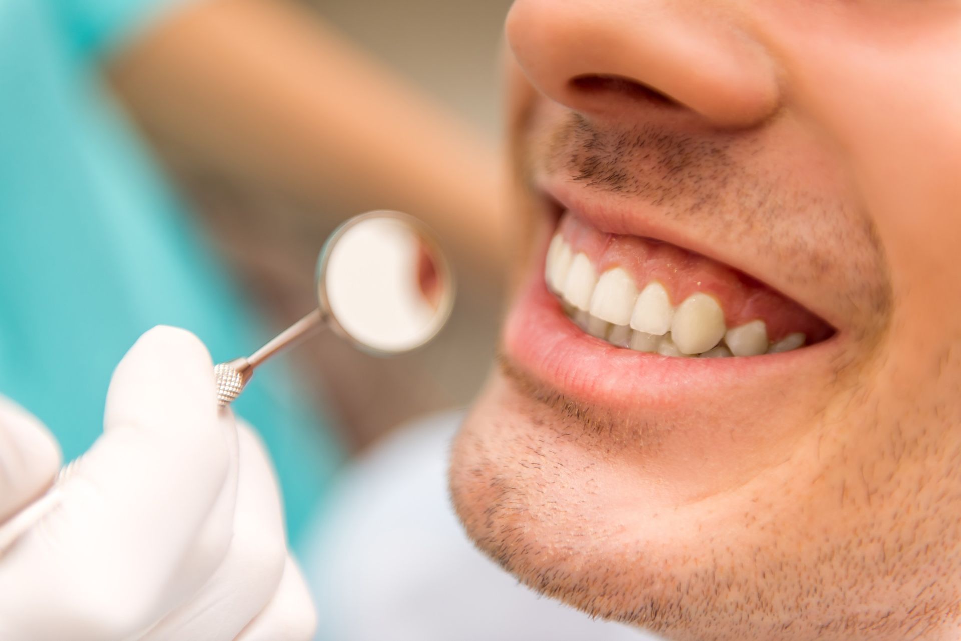 Un hombre está siendo examinado por un dentista.