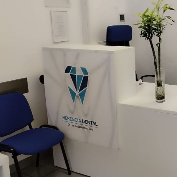 Un consultorio dental con un cartel que dice herencia dental