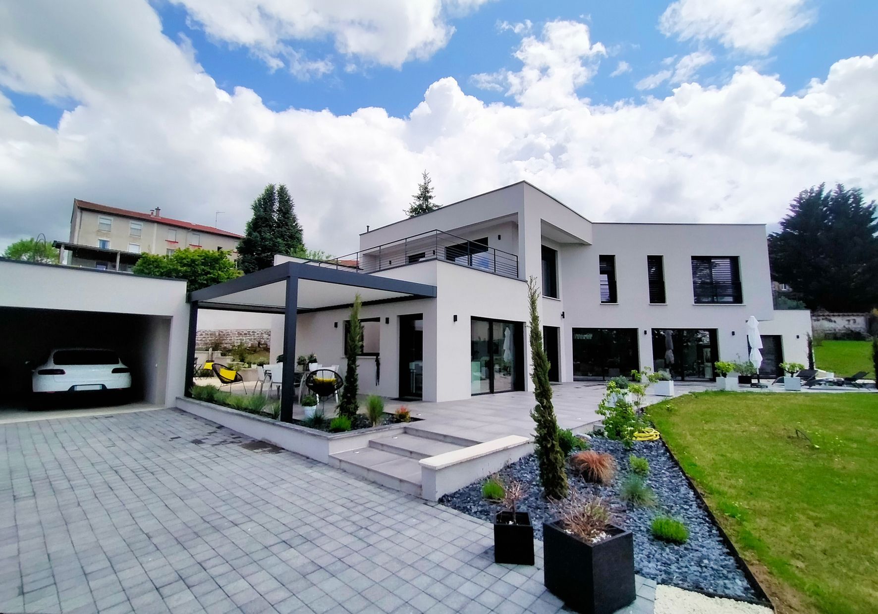 Vu d'ensemble de la  villa avec son car-port et pergola bio-climatique