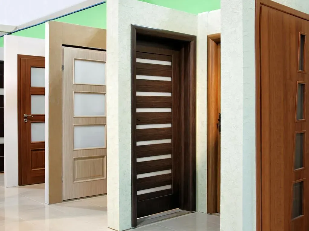 Exposition de différents types de portes en bois
