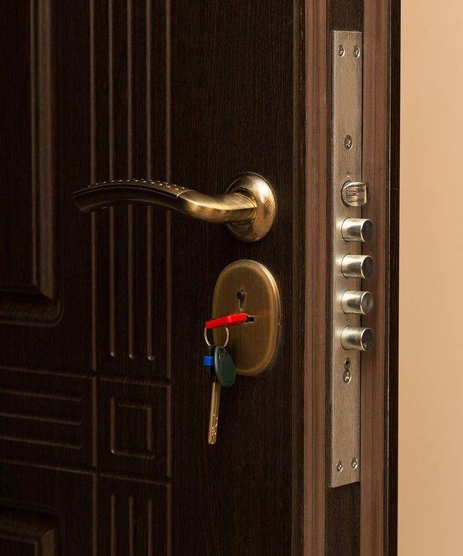 Porte blindée avec des clés sur la porte