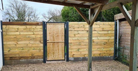Pose de portillon en bois naturel