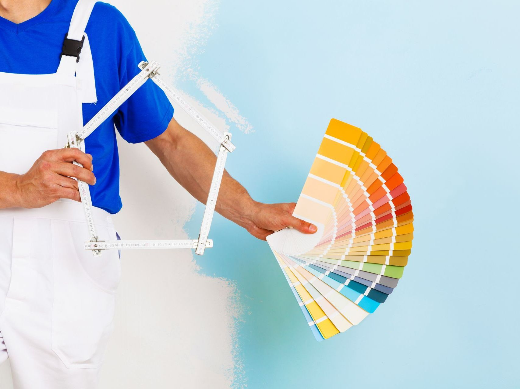 Peintre qui présente un nuancier de couleurs