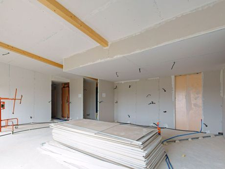 Chantier de plâtrerie avec cloisons