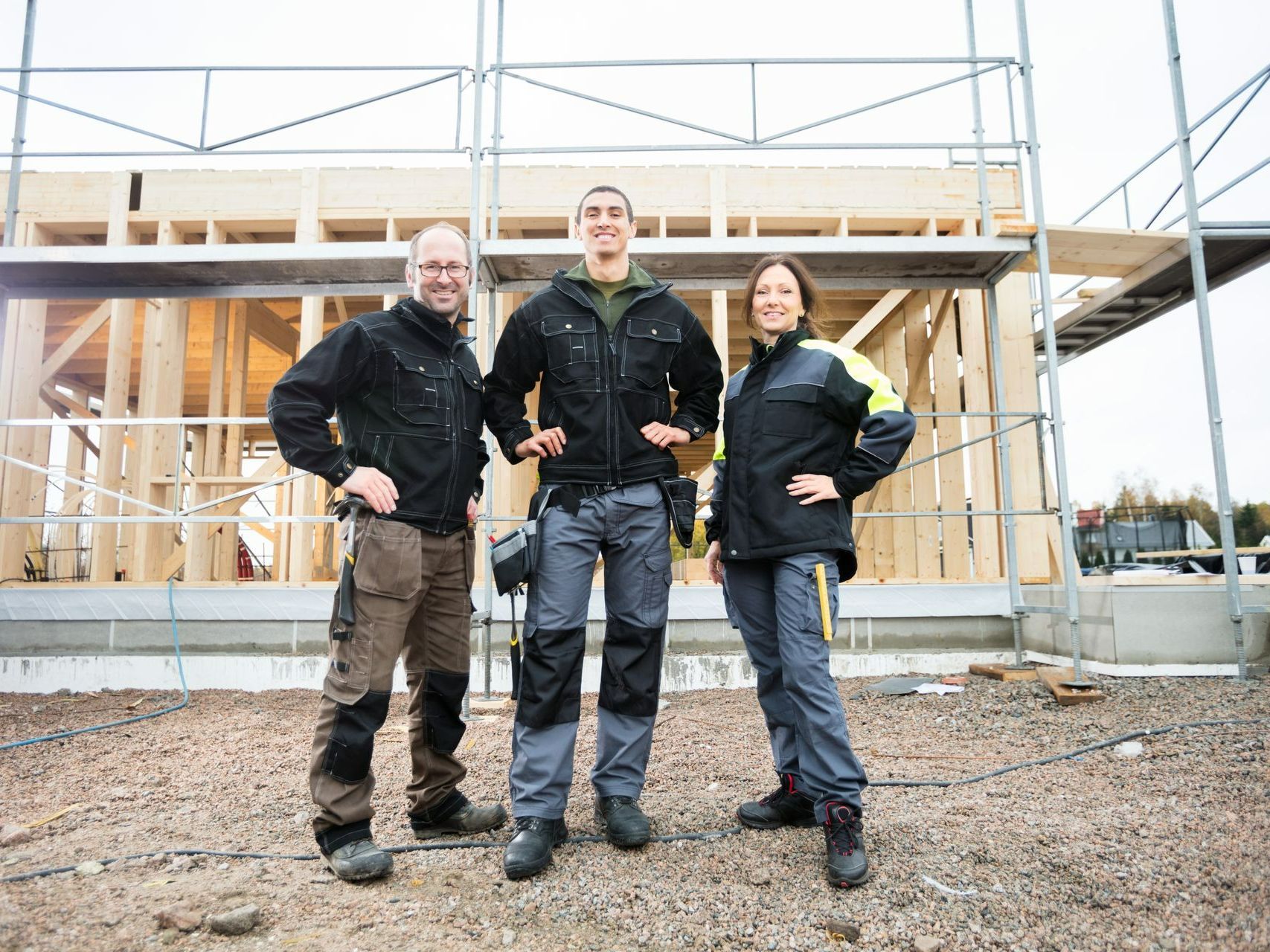 Une équipe d'artisans devant un chantier