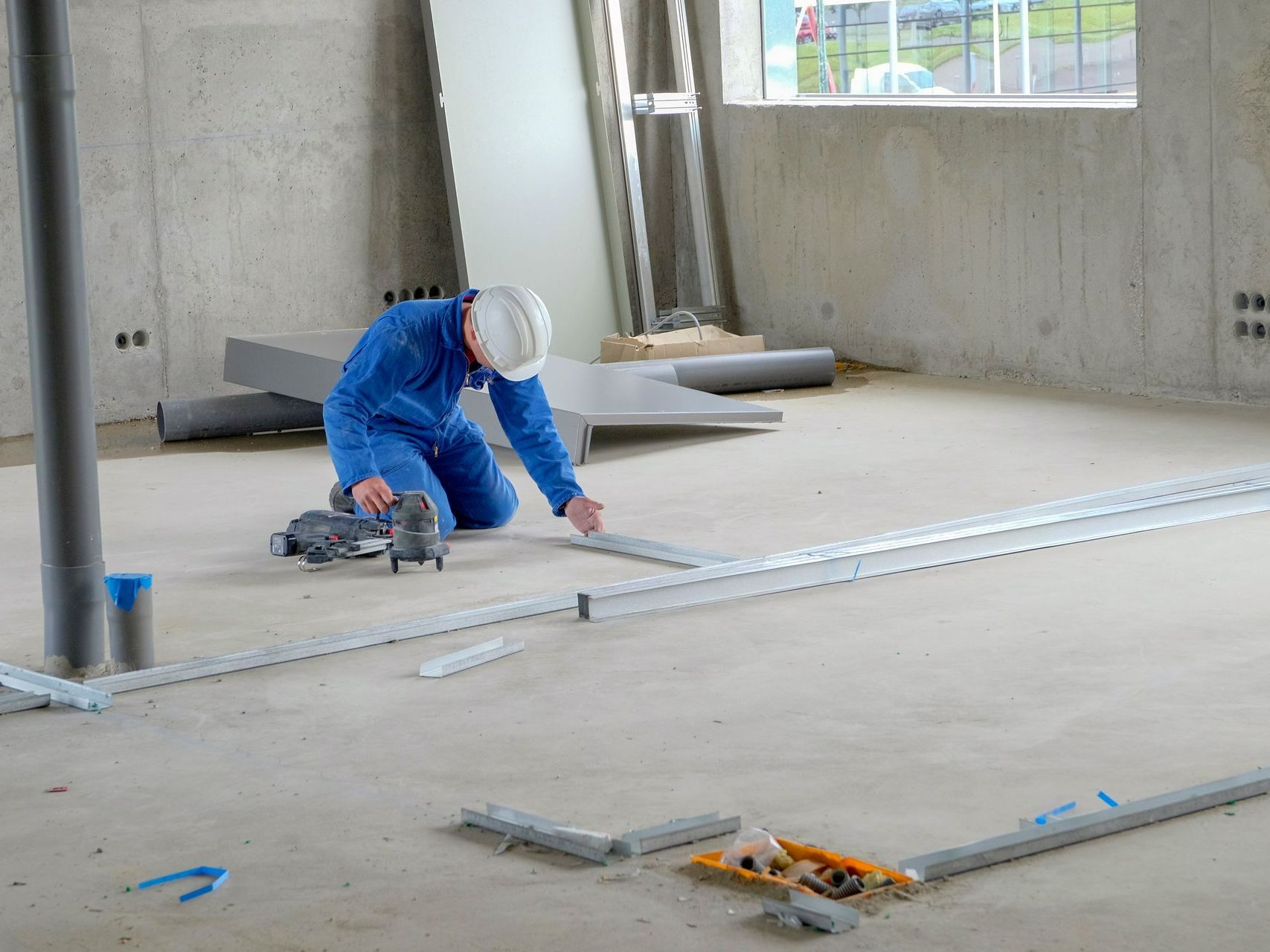 Ouvrier travaillant sur le sol d'une maison