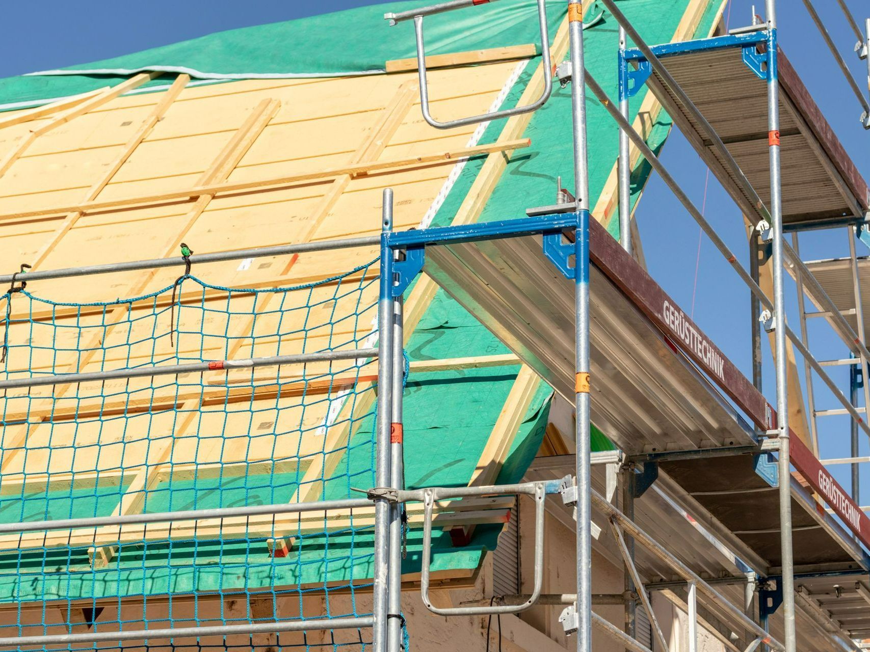 Échafaudage à côté d'un toit en plein chantier de rénovation