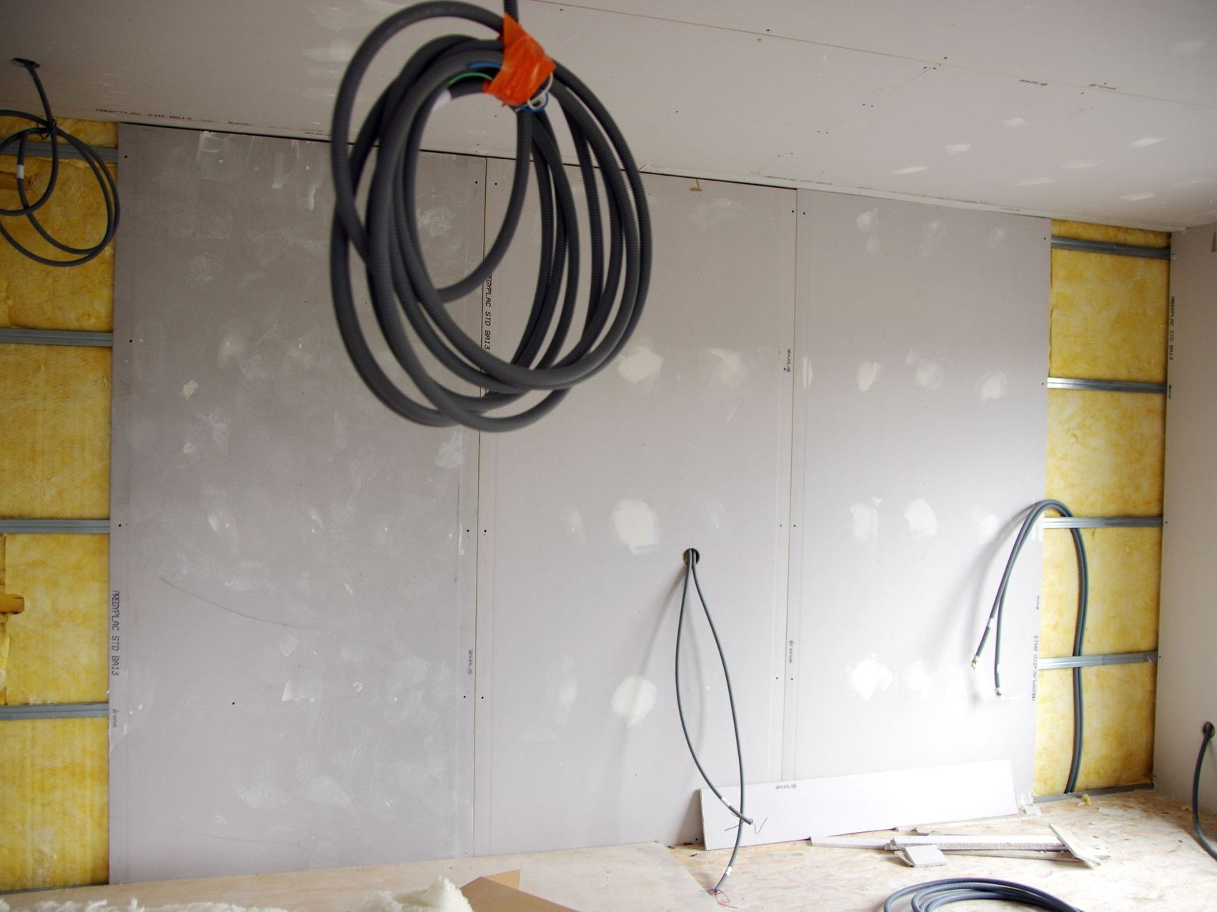 Chantier de pose de cloison avec de la laine de verre comme isolant