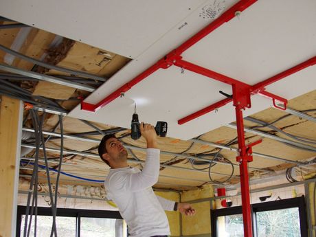 Pose d'une cloison pour faux plafond par un artisan