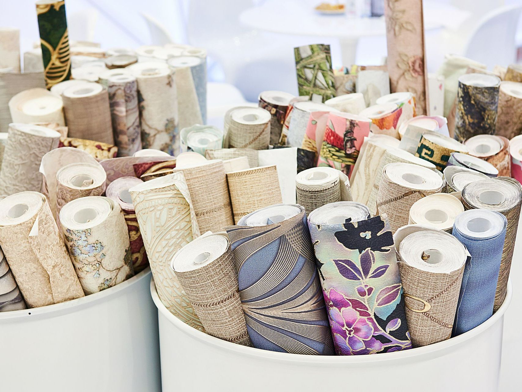 Des rouleaux de tapisserie de couleurs et motifs variés