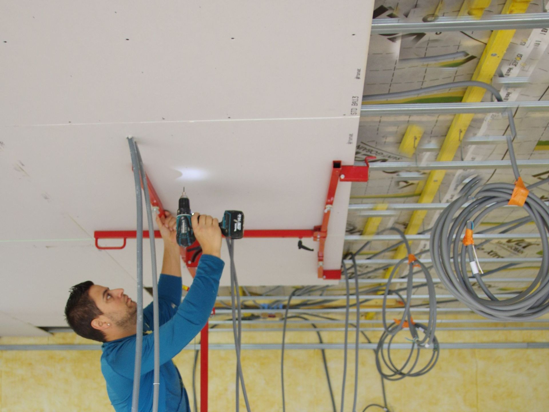 Fixation de la cloison sur le faux plafond 