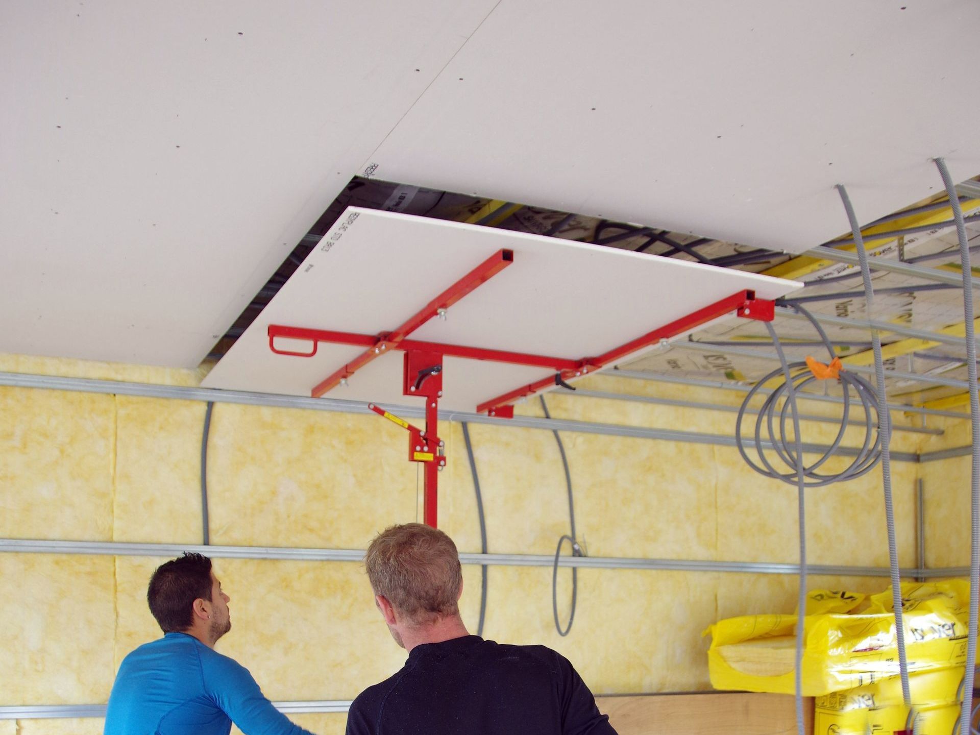 Élévation d'une cloison vers le faux plafond