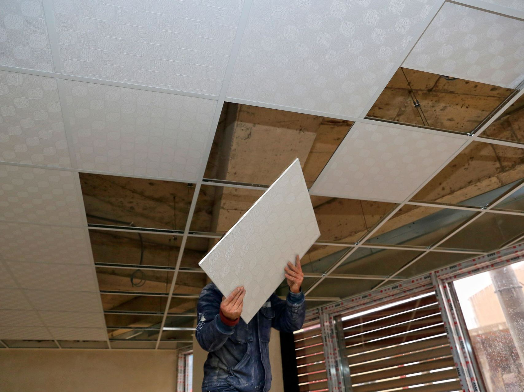 Installation de cloison unique sur faux plafond en damier 