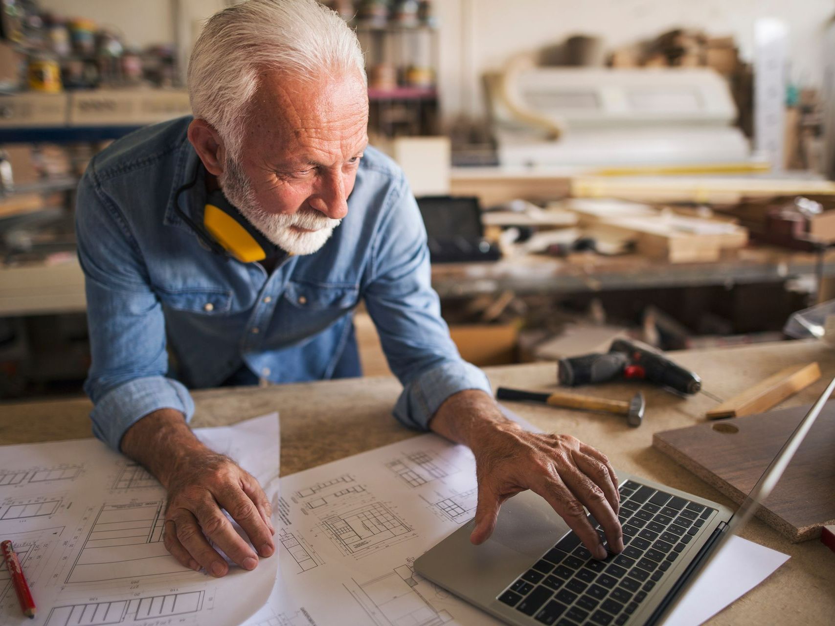 Un artisan sur son ordinateur