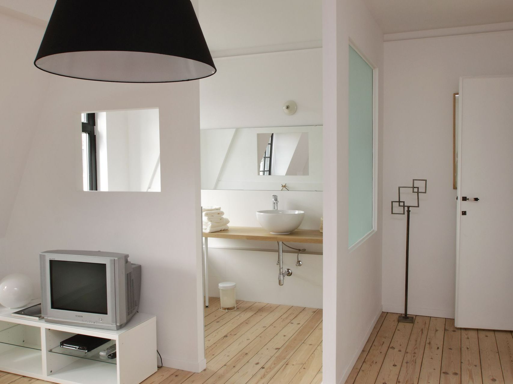 Deux cloisons en intérieur pour séparer la salle de bains du salon