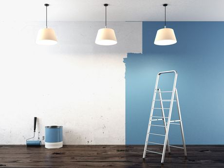 Mur à demi peint en bleu