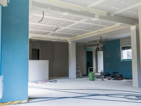 Une pièce vide avec travaux de plâtrerie 
