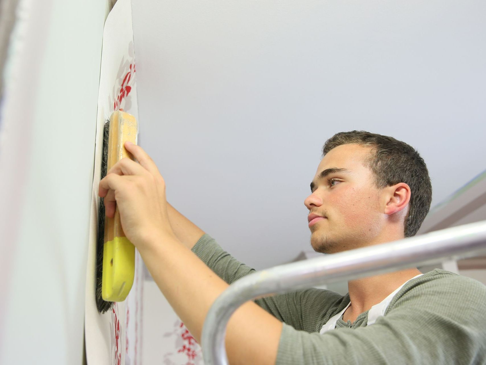 Ouvrier qui applique un papier peint