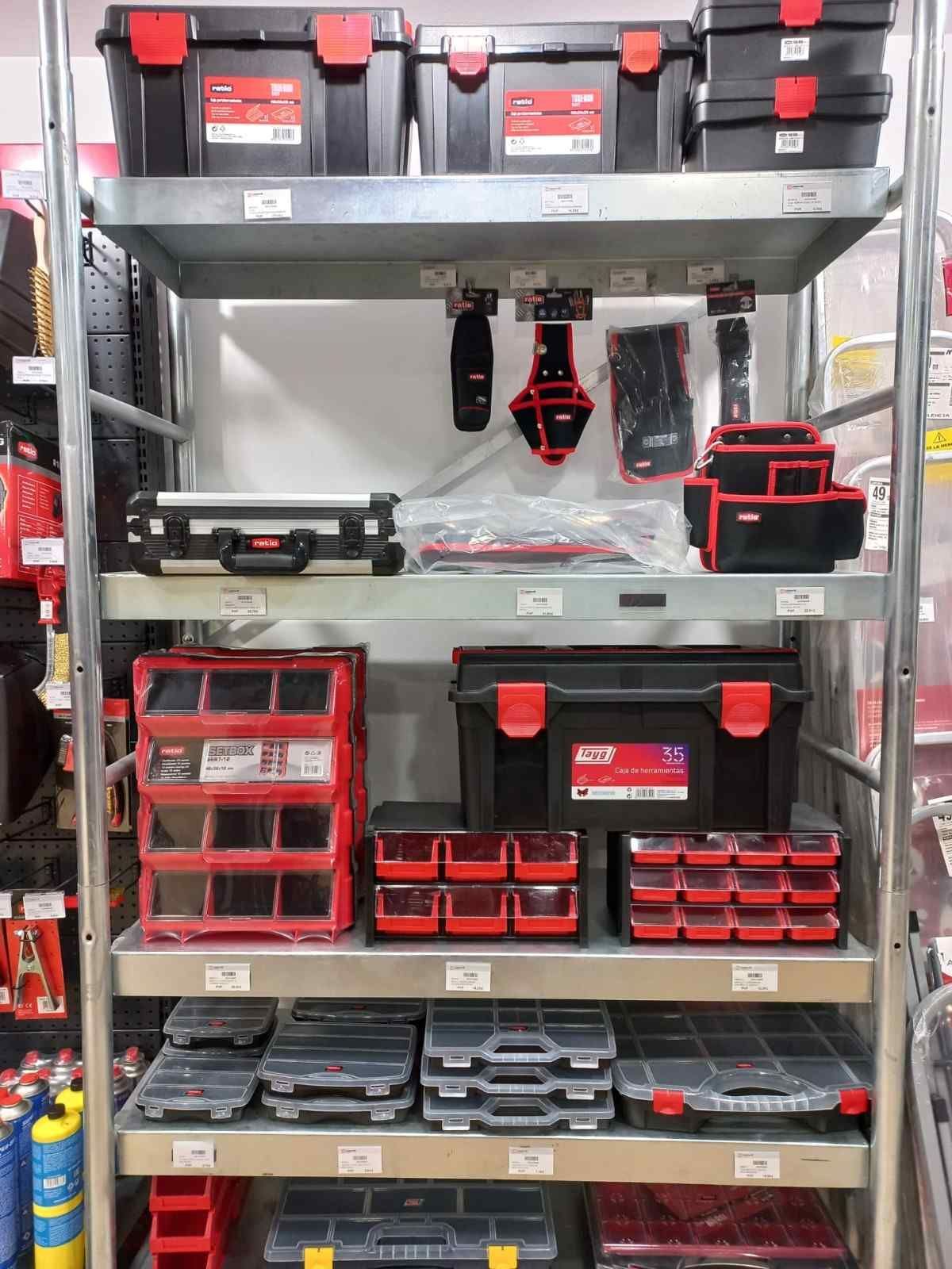 Organizadores de herramientas en estanterías metálicas.