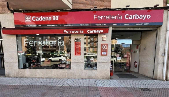 Un escaparate de una ferretería, 
