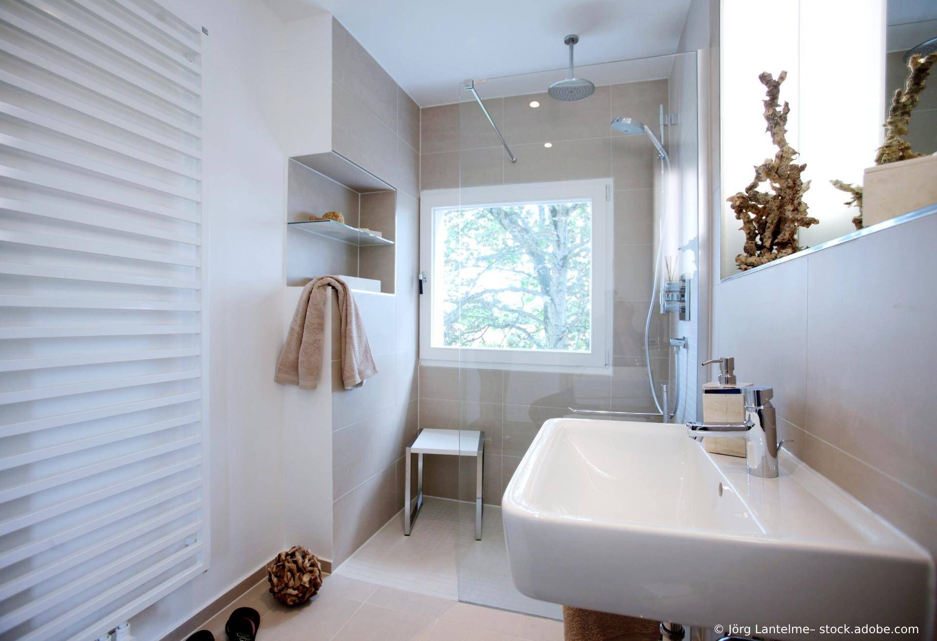 Helles Badezimmer mit ebenmäßiger Dusche