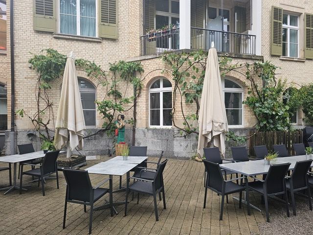 Rückschnitt von Glyzinie und Kiwi an Gebäudefassade