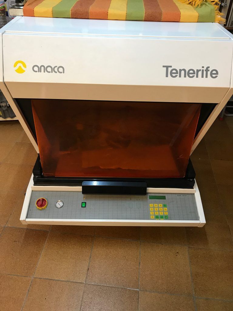 Máquina Anaca Tenerife blanca con ventana y panel de control naranja.