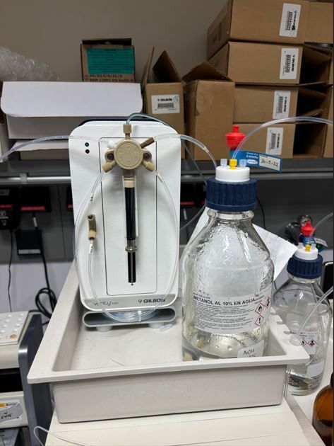 Equipo de laboratorio: bomba peristáltica conectada 